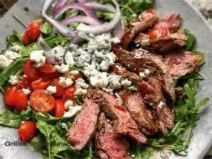 Delicious grilled steak salad served with fresh vegetables and dressing
