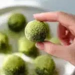 Delicious matcha balls made with green tea powder, ideal for snacks or desserts.